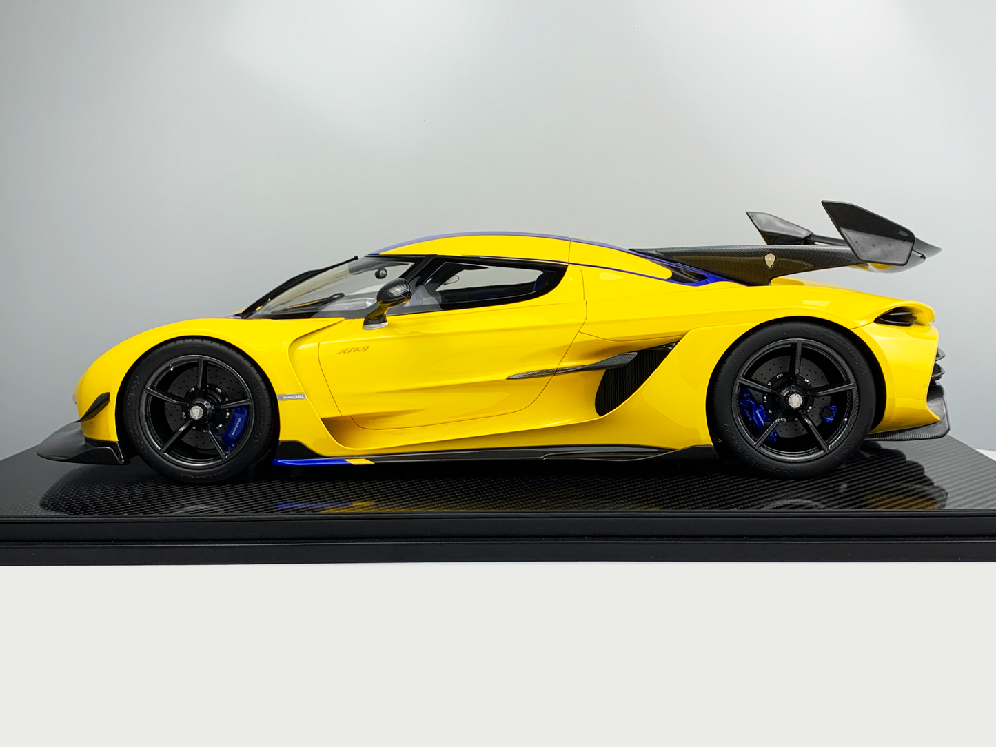 Koenigsegg Jesko – Swedish Flag Edition 1:8