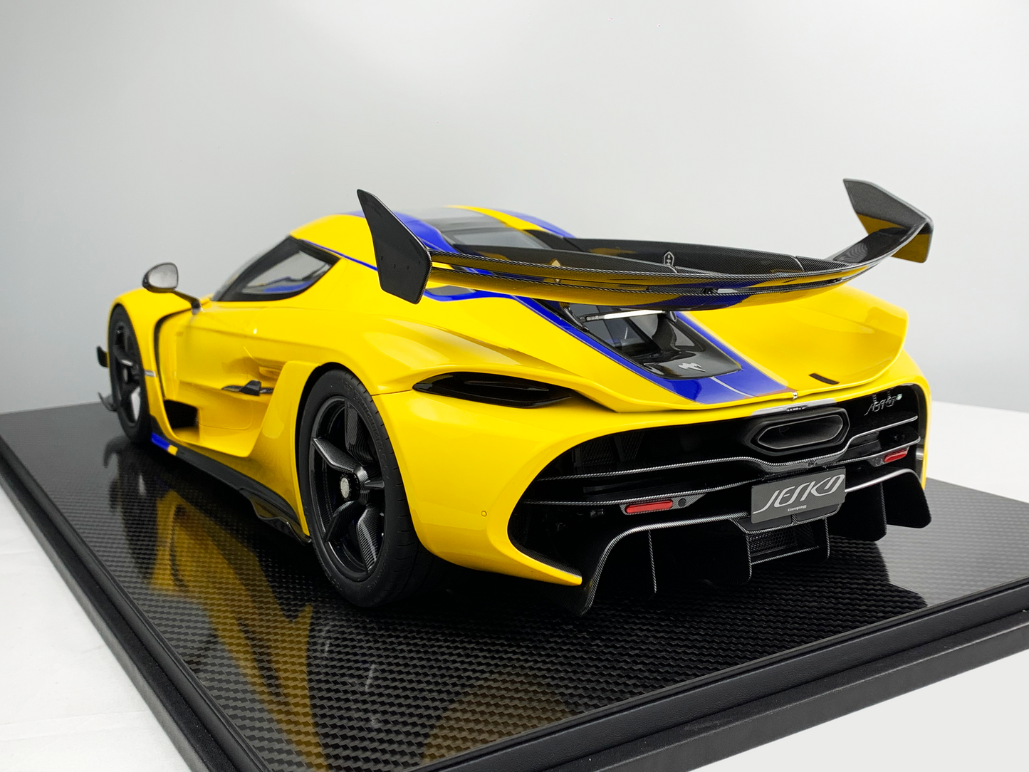 Koenigsegg Jesko – Swedish Flag Edition 1:8