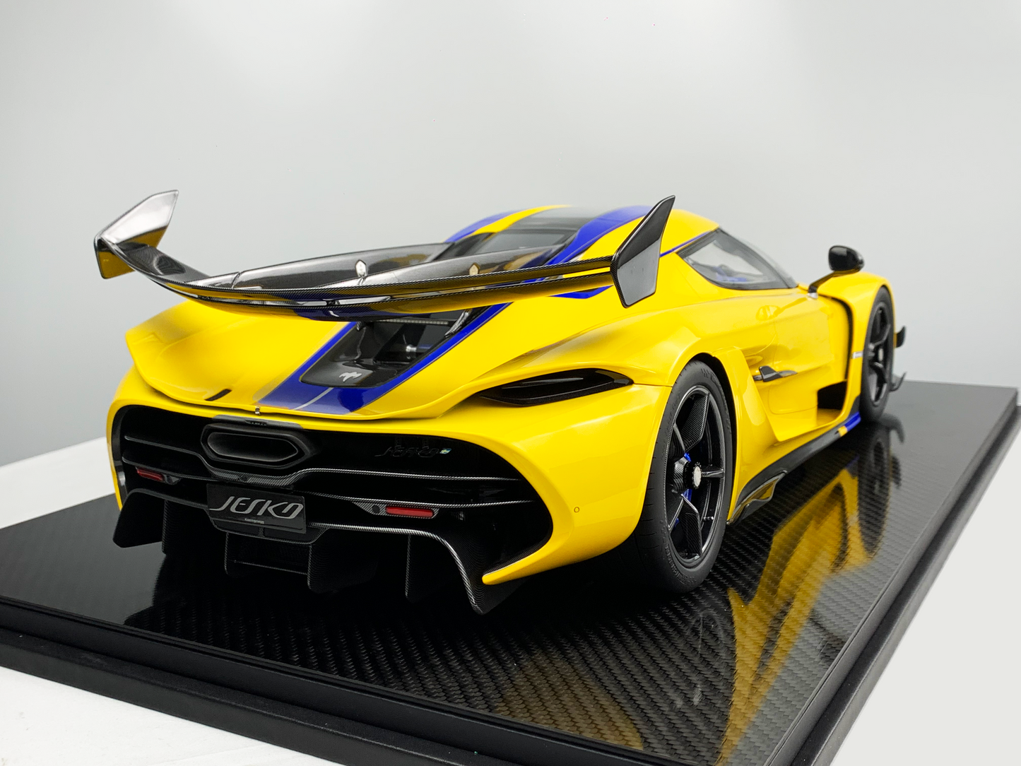 Koenigsegg Jesko – Swedish Flag Edition 1:8