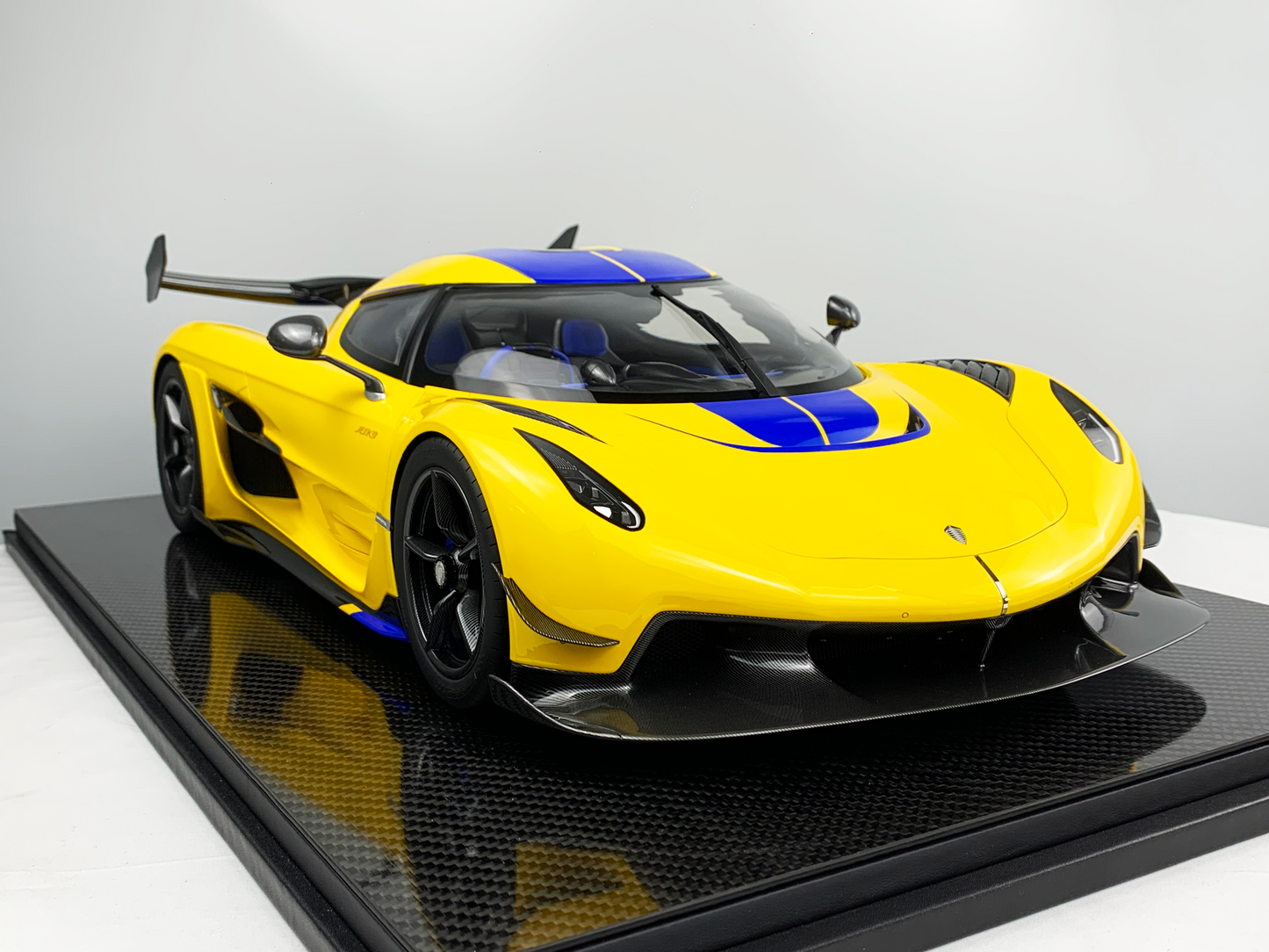 Koenigsegg Jesko – Swedish Flag Edition 1:8