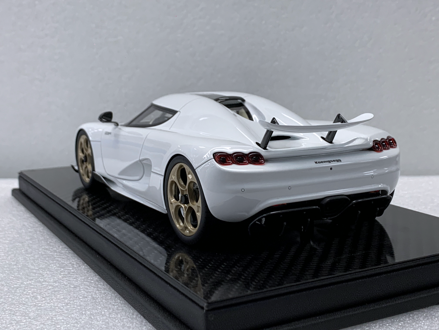 Koenigsegg CC850 – Crystal White Edition 1:18