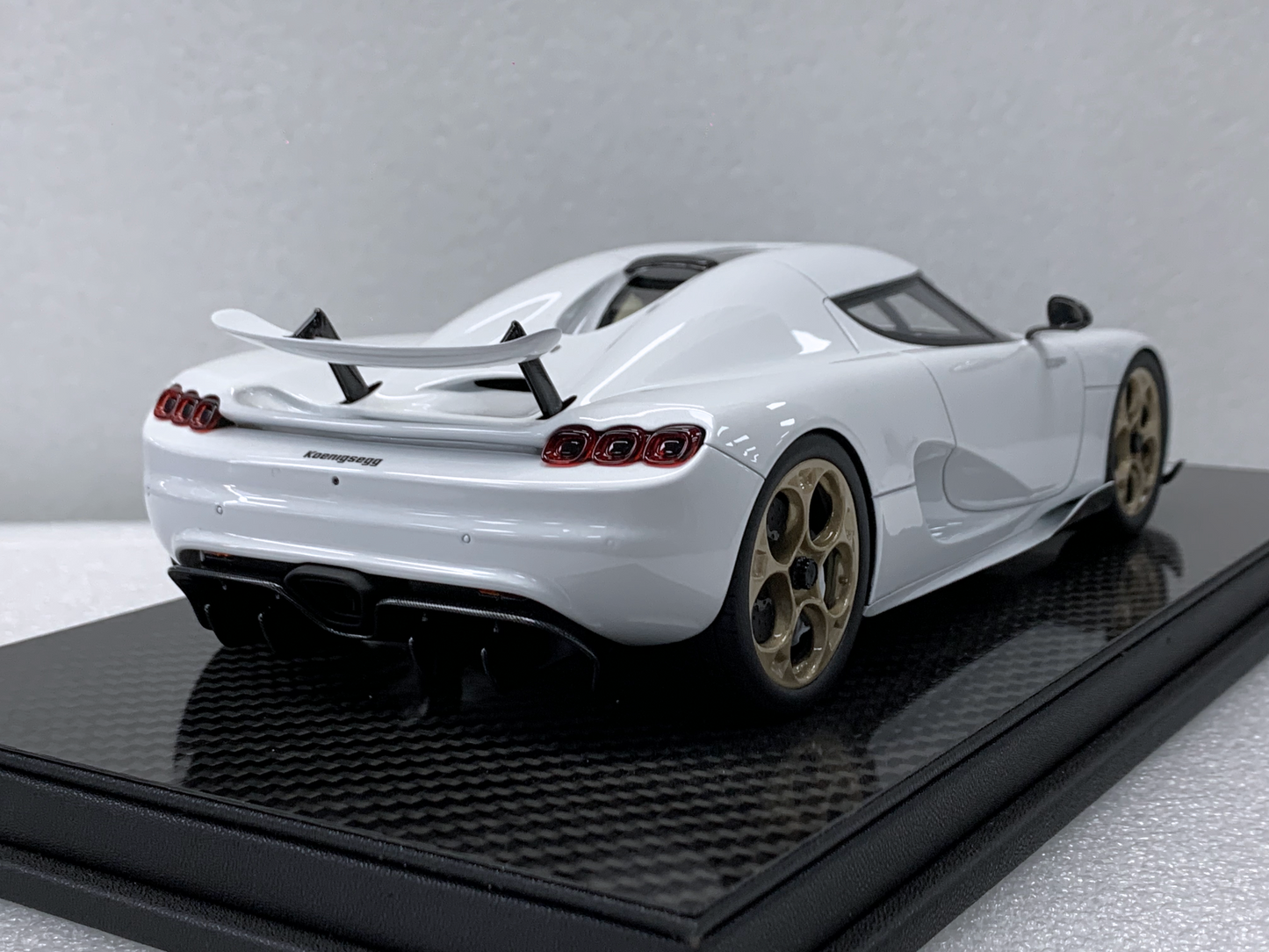 Koenigsegg CC850 – Crystal White Edition 1:18