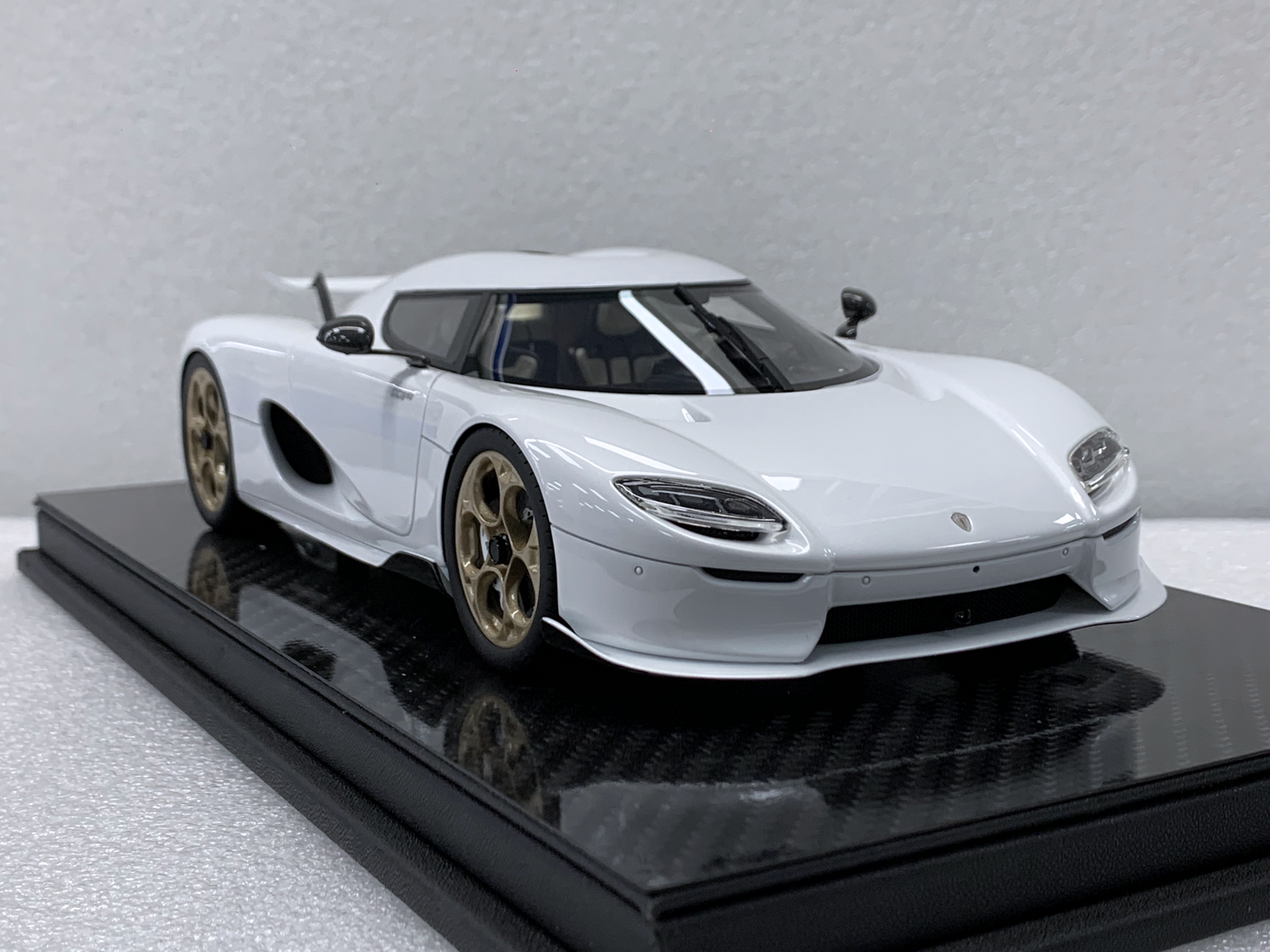 Koenigsegg CC850 – Crystal White Edition 1:18