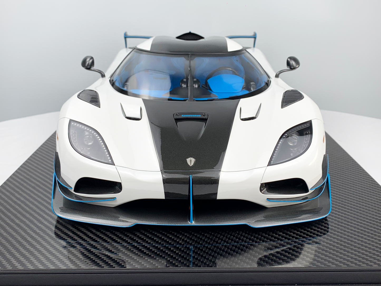 Koenigsegg Jesko – Pearl White Edition 1:8