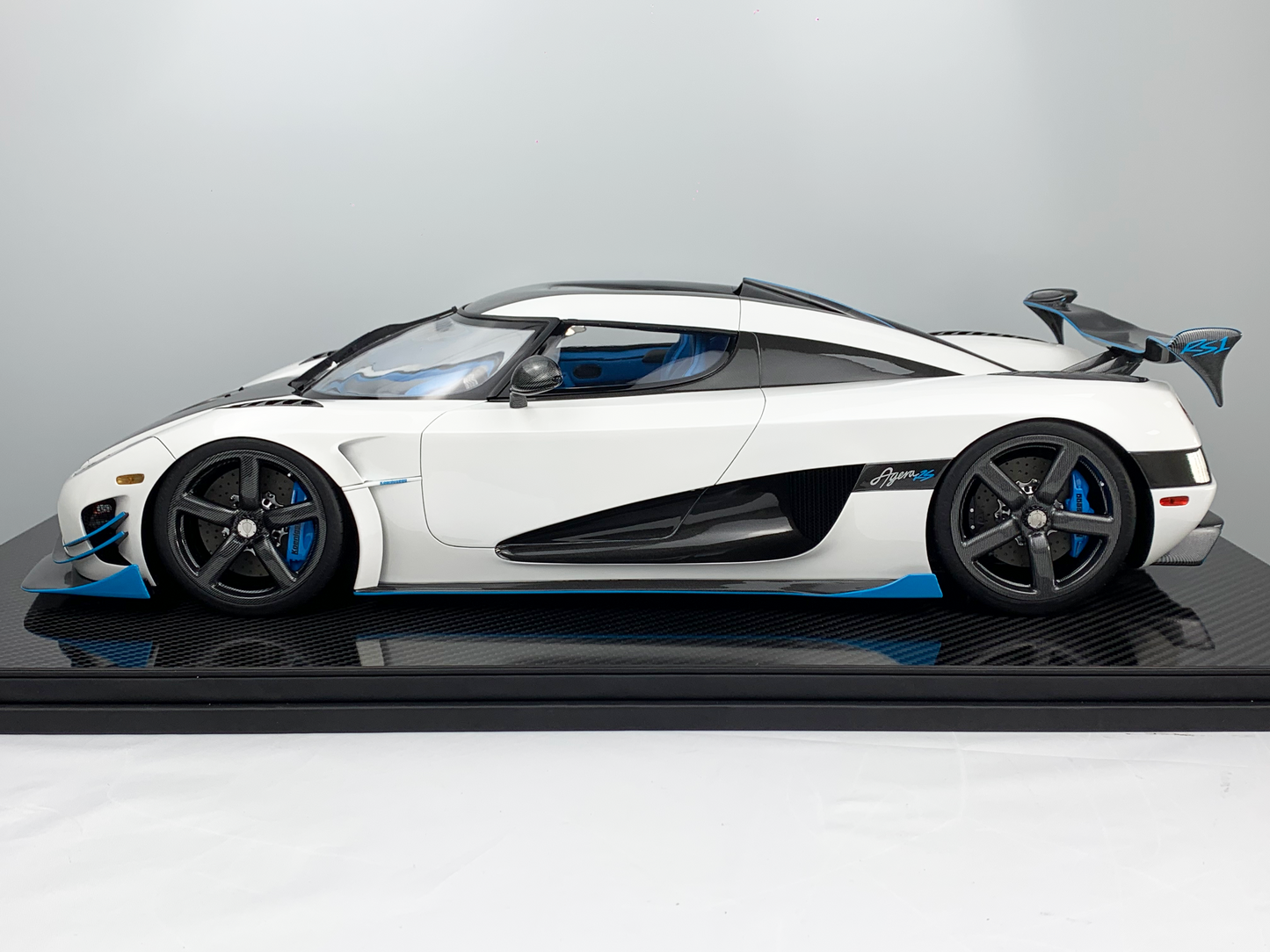 Koenigsegg Jesko – Pearl White Edition 1:8
