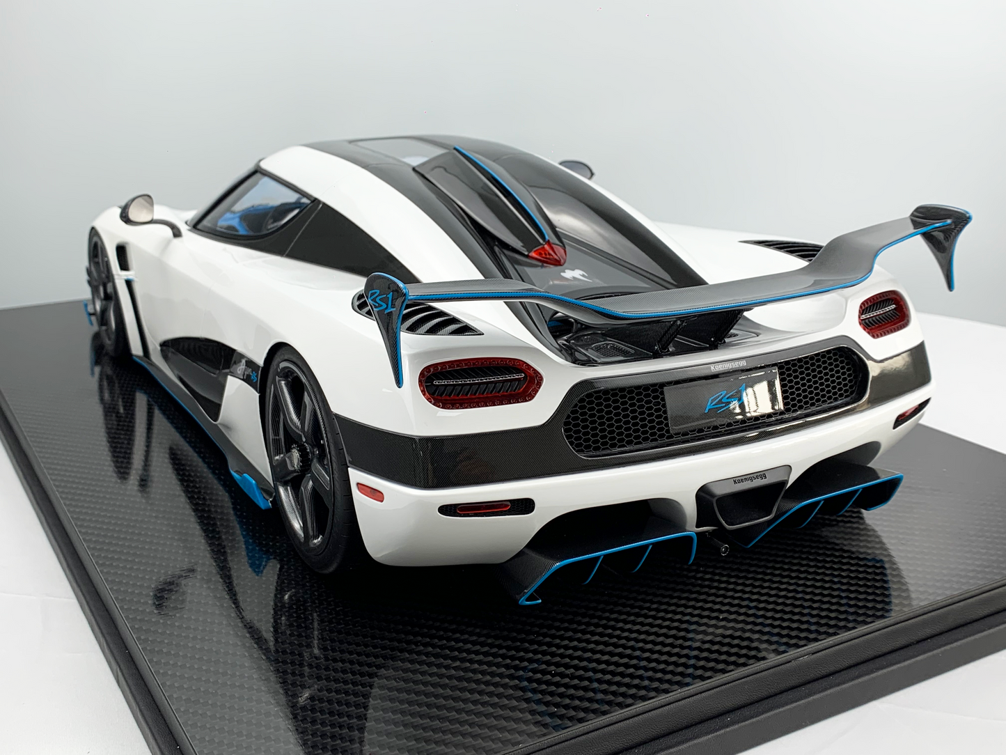 Koenigsegg Jesko – Pearl White Edition 1:8
