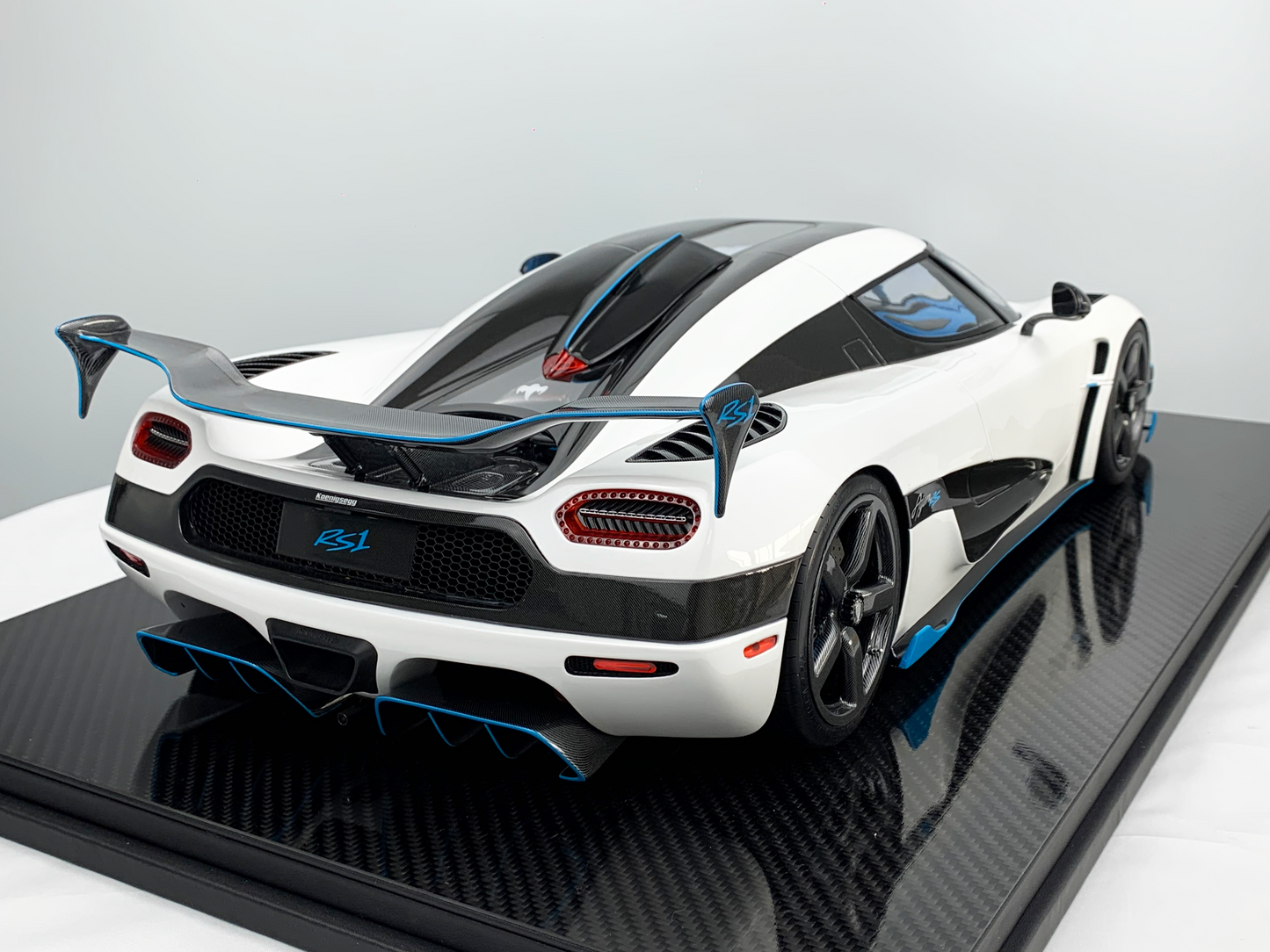 Koenigsegg Jesko – Pearl White Edition 1:8