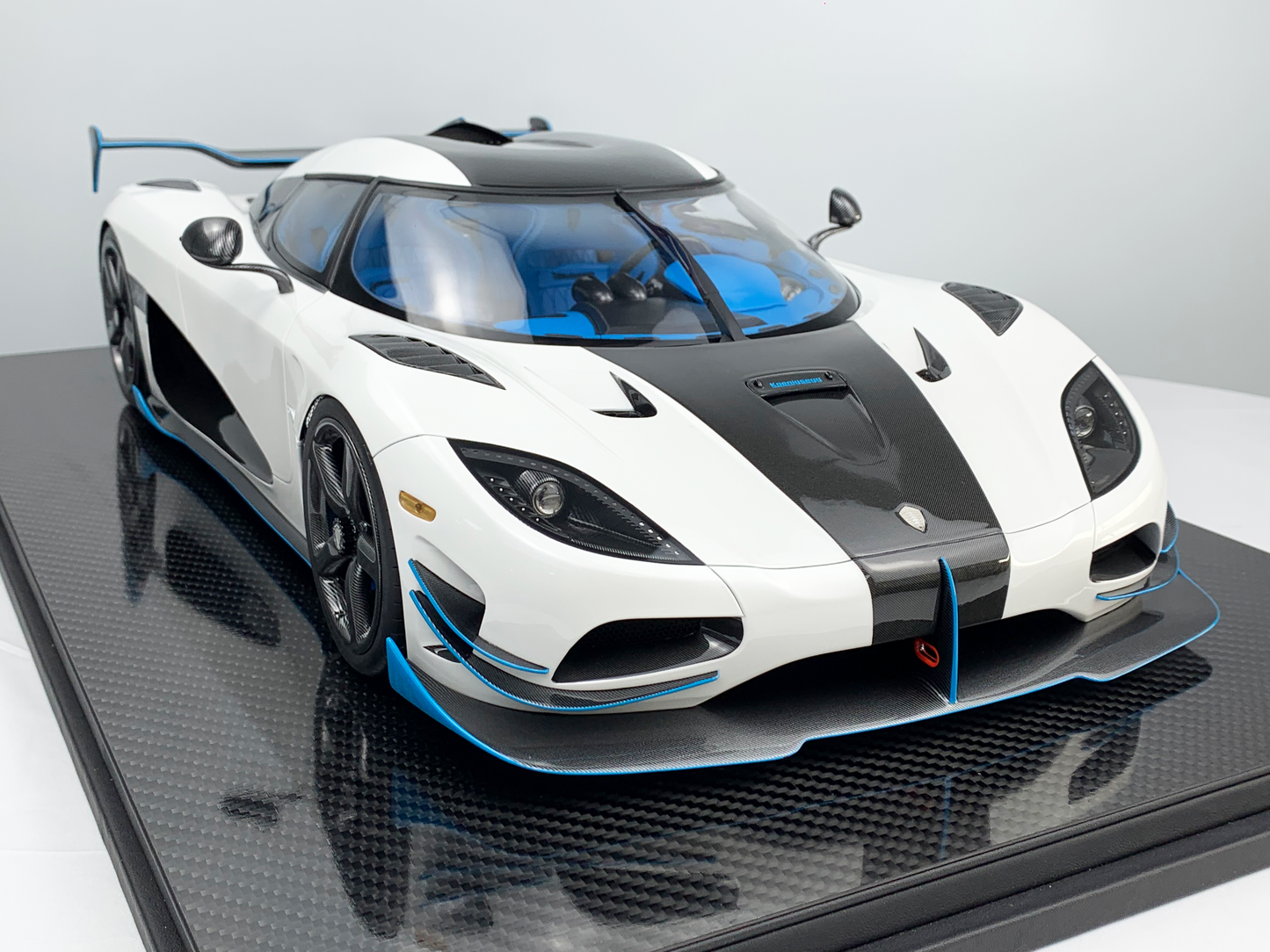 Koenigsegg Jesko – Pearl White Edition 1:8