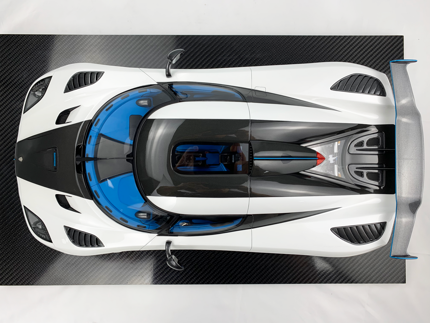 Koenigsegg Jesko – Pearl White Edition 1:8