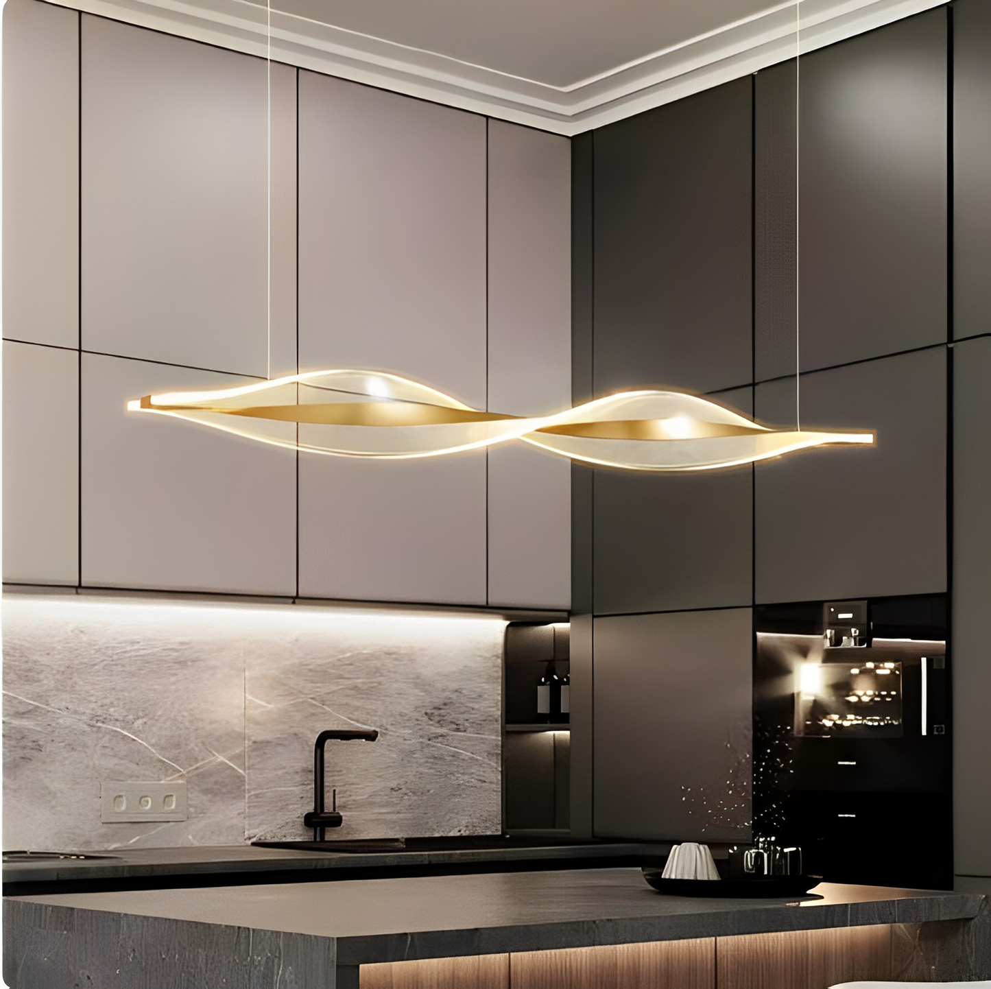 LED-lampa med energieffektiv teknologi och stilren design som förhöjer inredningen i ditt hem.
LED lamp with energy-efficient technology and sleek design that enhances your home décor.