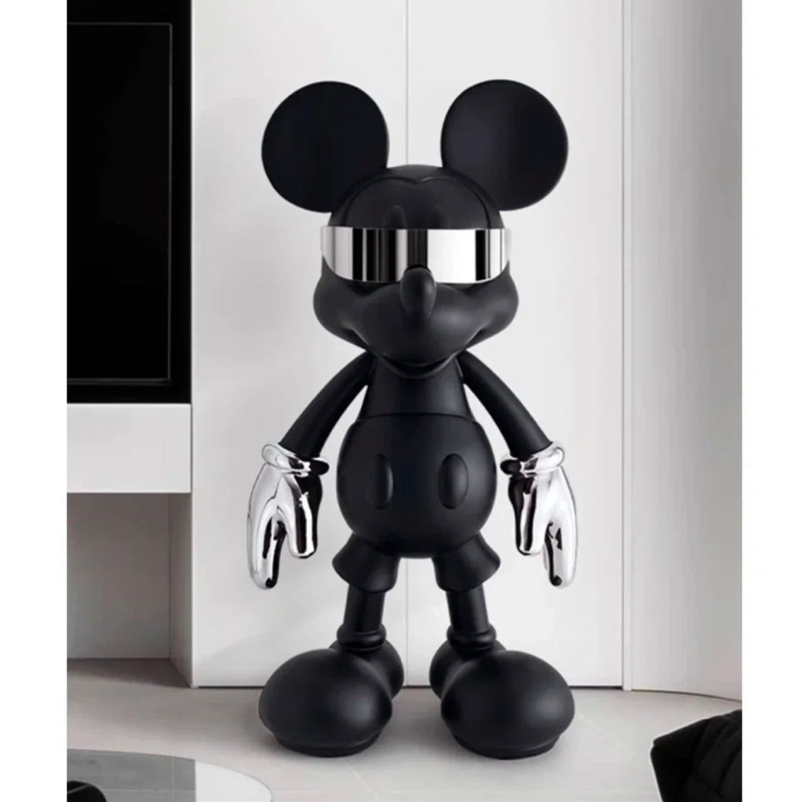 Snygg svart Mickey Mouse-modell med glänsande silvriga handskar, som utstrålar sofistikation.