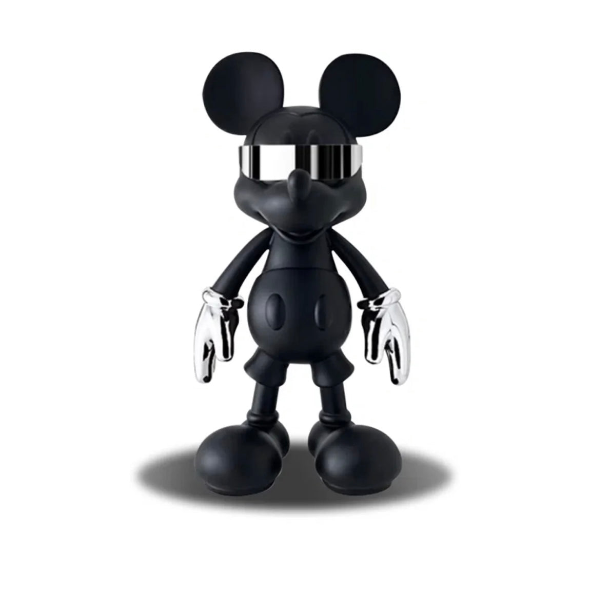 Modern svart Mickey Mouse-figur med reflekterande silvriga handskar, som förenar ikonisk och edgy stil.