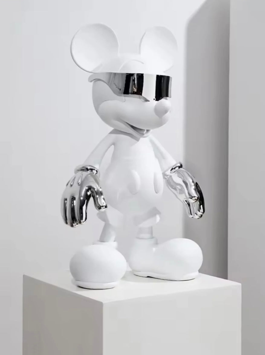 Modern vit Mickey Mouse-statyer med blanka silvriga handskar och minimalistiska detaljer.