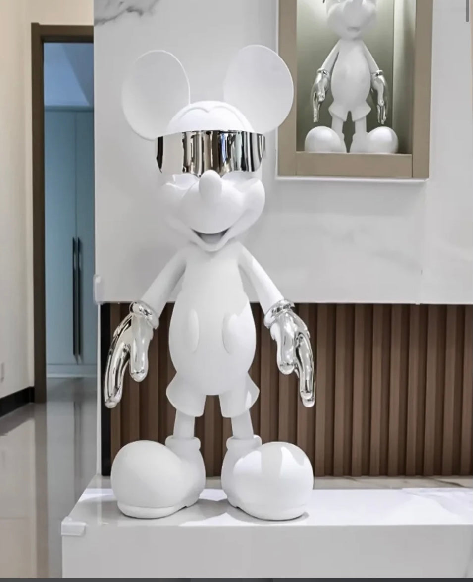 En modern vit Mickey Mouse-statyer med reflekterande silvriga handskar och solglasögon, som förenar tidlös karaktär med samtida stil.