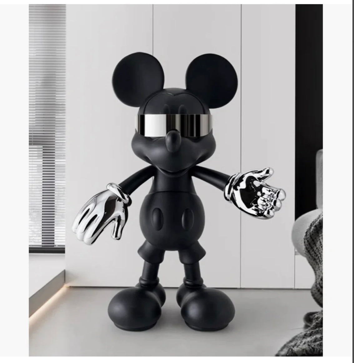 Stilfull svart Mickey Mouse-figur med metalliska silvriga handskar och släta konturer.