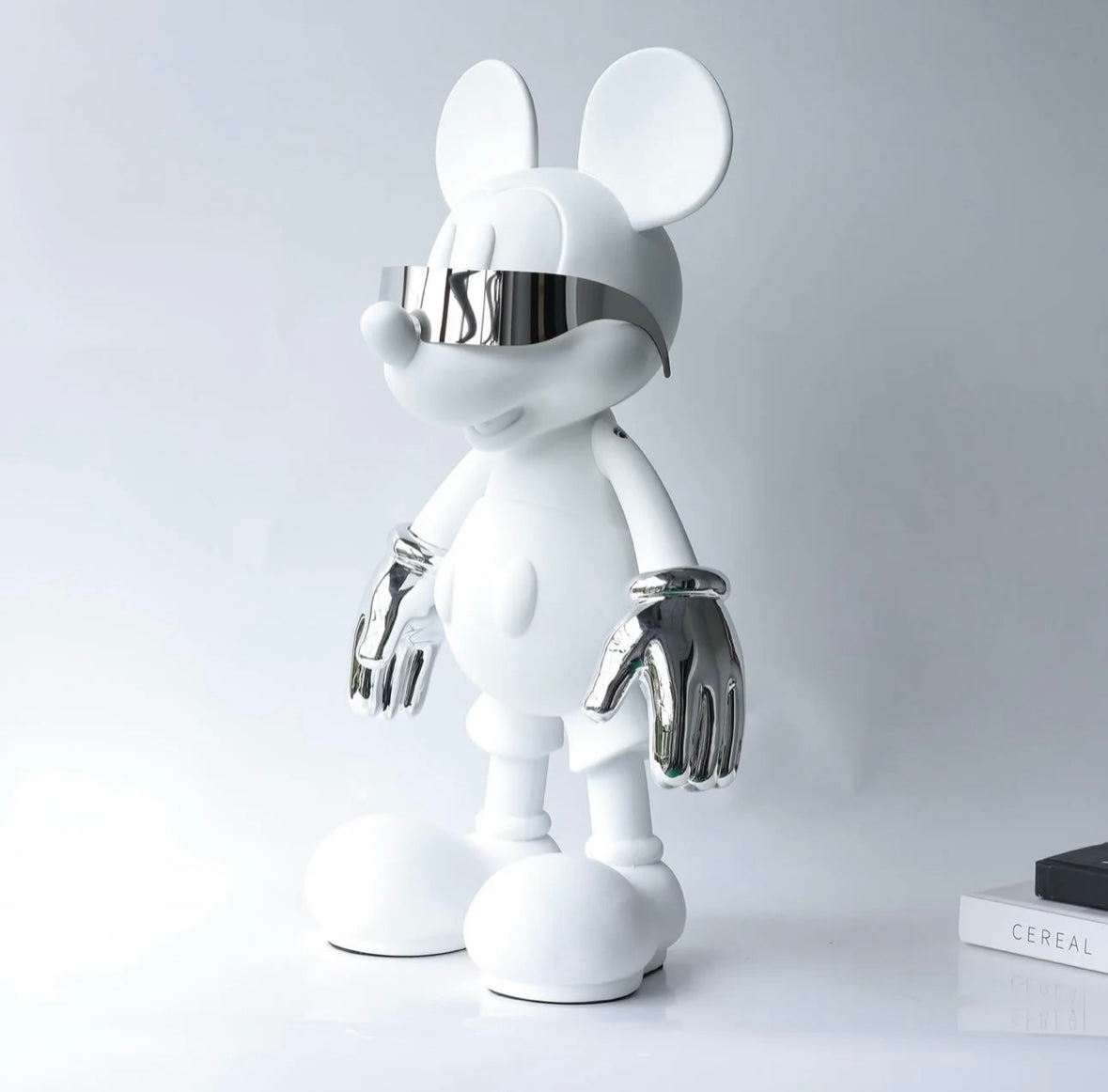 Vit Mickey Mouse-figur med reflekterande silvriga handskar, som kombinerar lekfull charm och elegant design.