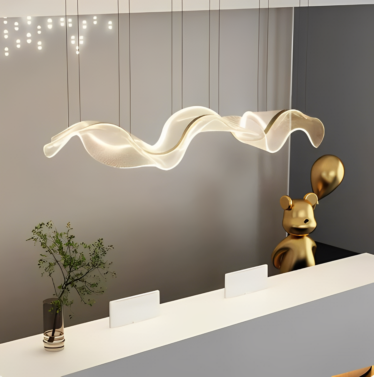 Stilfull ljuskrona för matsalen som ger en sofistikerad och varm belysning.
EN: Stylish dining room chandelier providing sophisticated and warm lighting.