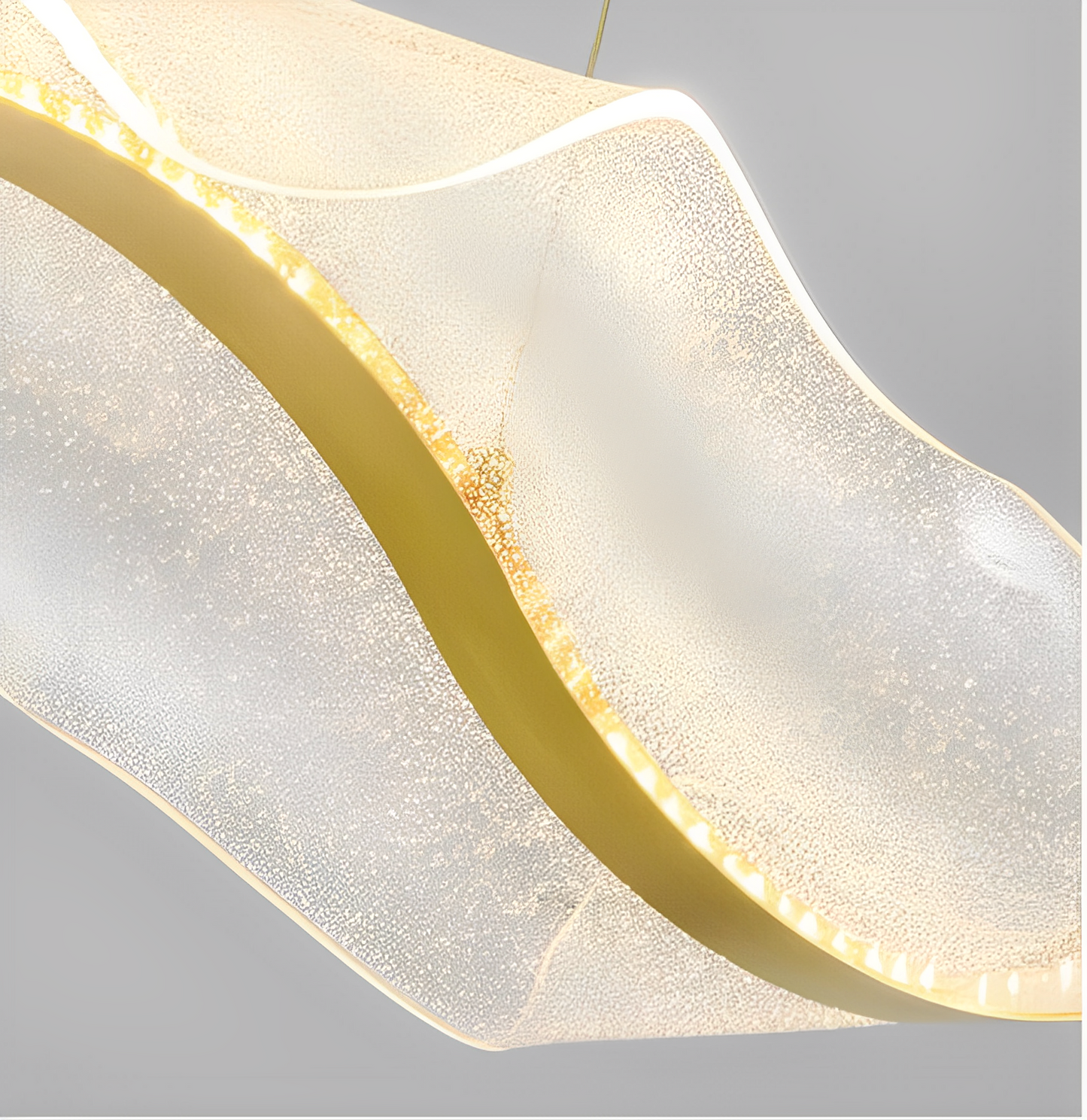 Närbild på modern LED-lampa i metall och glas, perfekt för minimalistiska hem.
EN: Close-up of a modern LED lamp in metal and glass, perfect for minimalist homes.