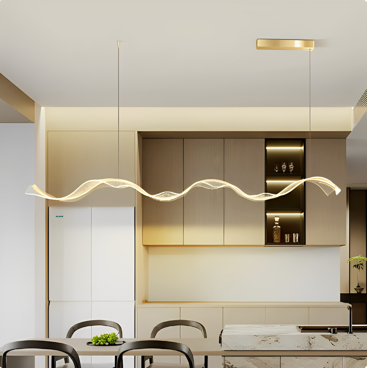 Elegant hängande ljuskrona som sprider mjukt, varmt ljus över ett samtida matbord.
Elegant hanging chandelier casting soft, warm light over a contemporary dining table.