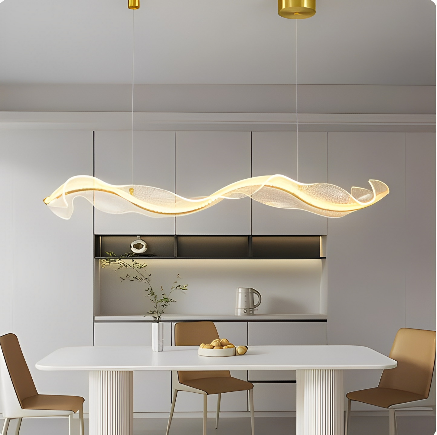 Hängande ljuskälla ovanför matbordet, som förhöjer rummets elegans.
EN: Hanging light source above a dining table, enhancing the room's elegance.