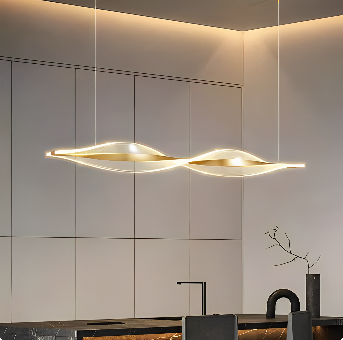 Detaljerad bild av en exklusiv LED-pendellampa som kombinerar funktionalitet med estetisk elegans.
Detailed image of an exclusive LED pendant lamp combining functionality with aesthetic elegance.