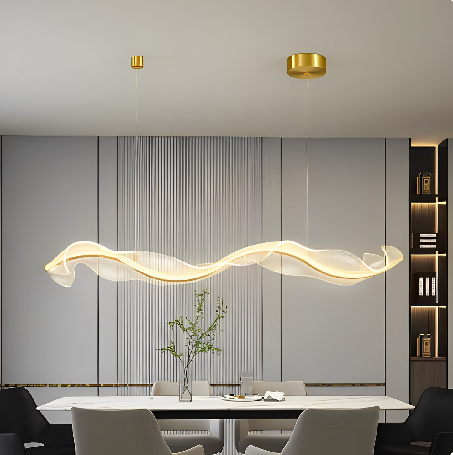 Elegant LED-pendellampa som lyser upp ett stilrent vardagsrum med varm atmosfär.
Elegant LED pendant lamp lighting up a modern living room with a warm ambiance.