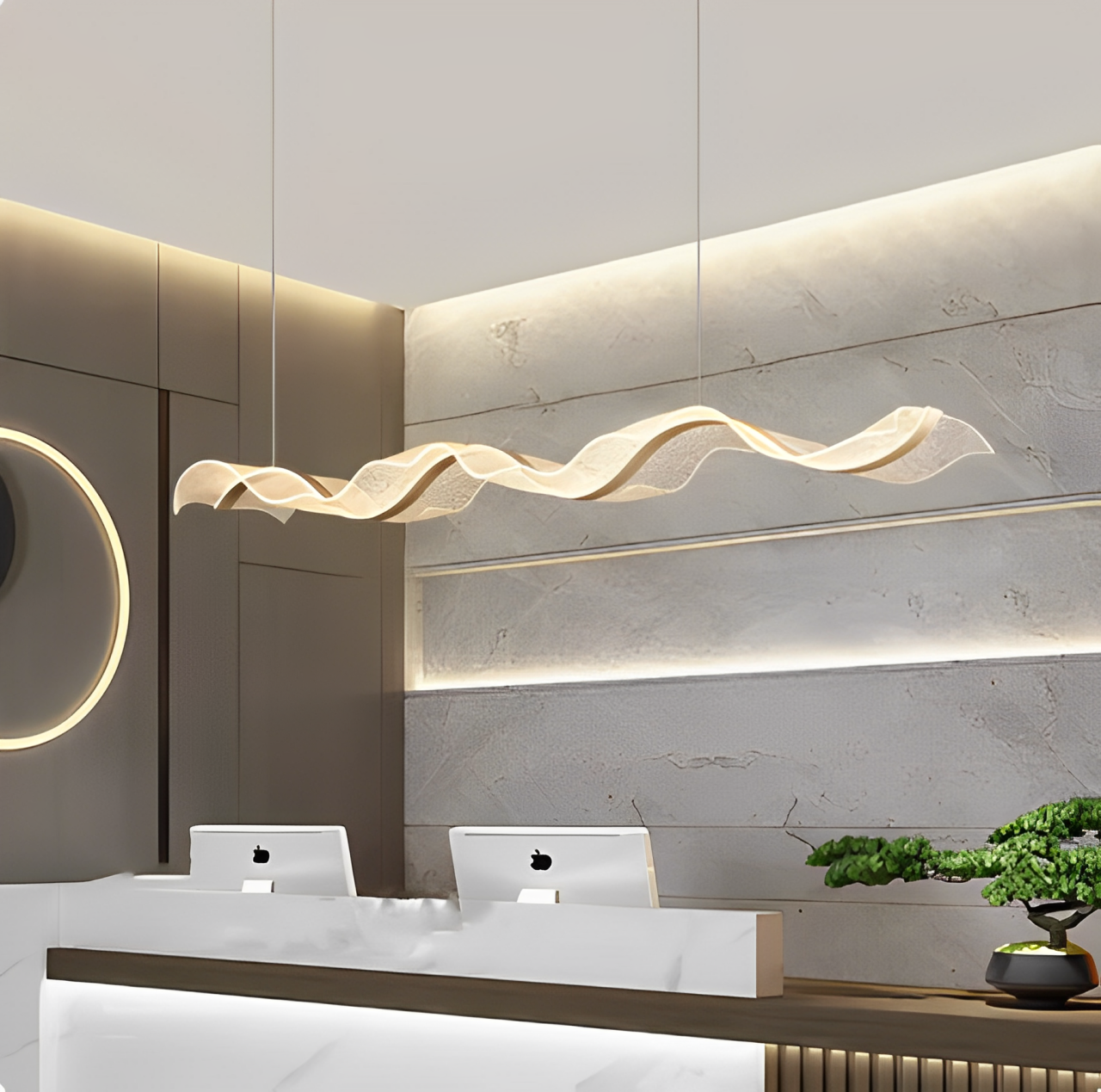 Modern LED-pendellampa med stilren design som lyser upp ett modernt vardagsrum.
Modern LED pendant lamp with sleek design illuminating a stylish living room.