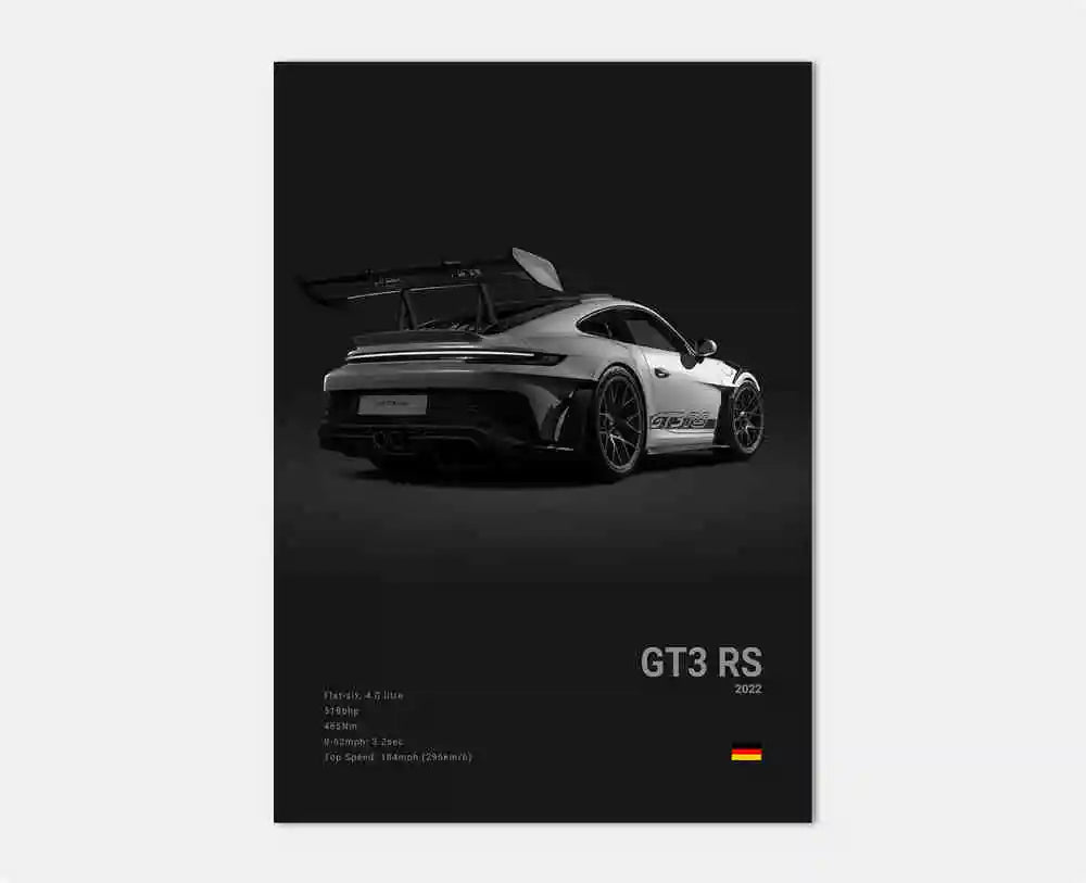 Bakre vy av Porsche 911 GT3 RS-affisch som visar den stora bakvingen, breda skärmar och dubbla avgasrör i en dramatisk svartvit komposition.