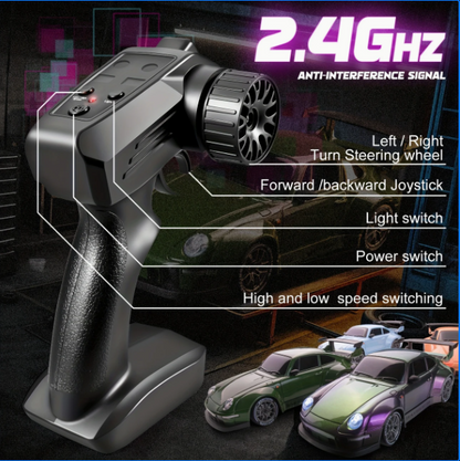 2,4 GHz trådlös fjärrkontroll ger stabil och responsiv styrning av Porsche RC-driftbilen.