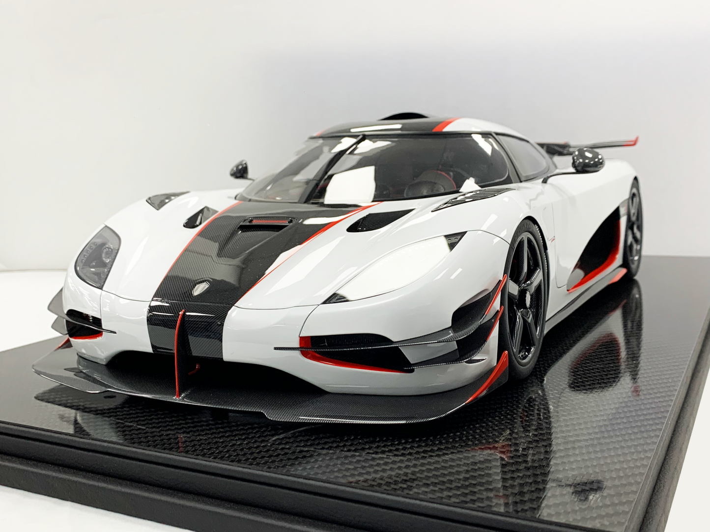Koenigsegg Agera RS – Ghost Edition 1:8