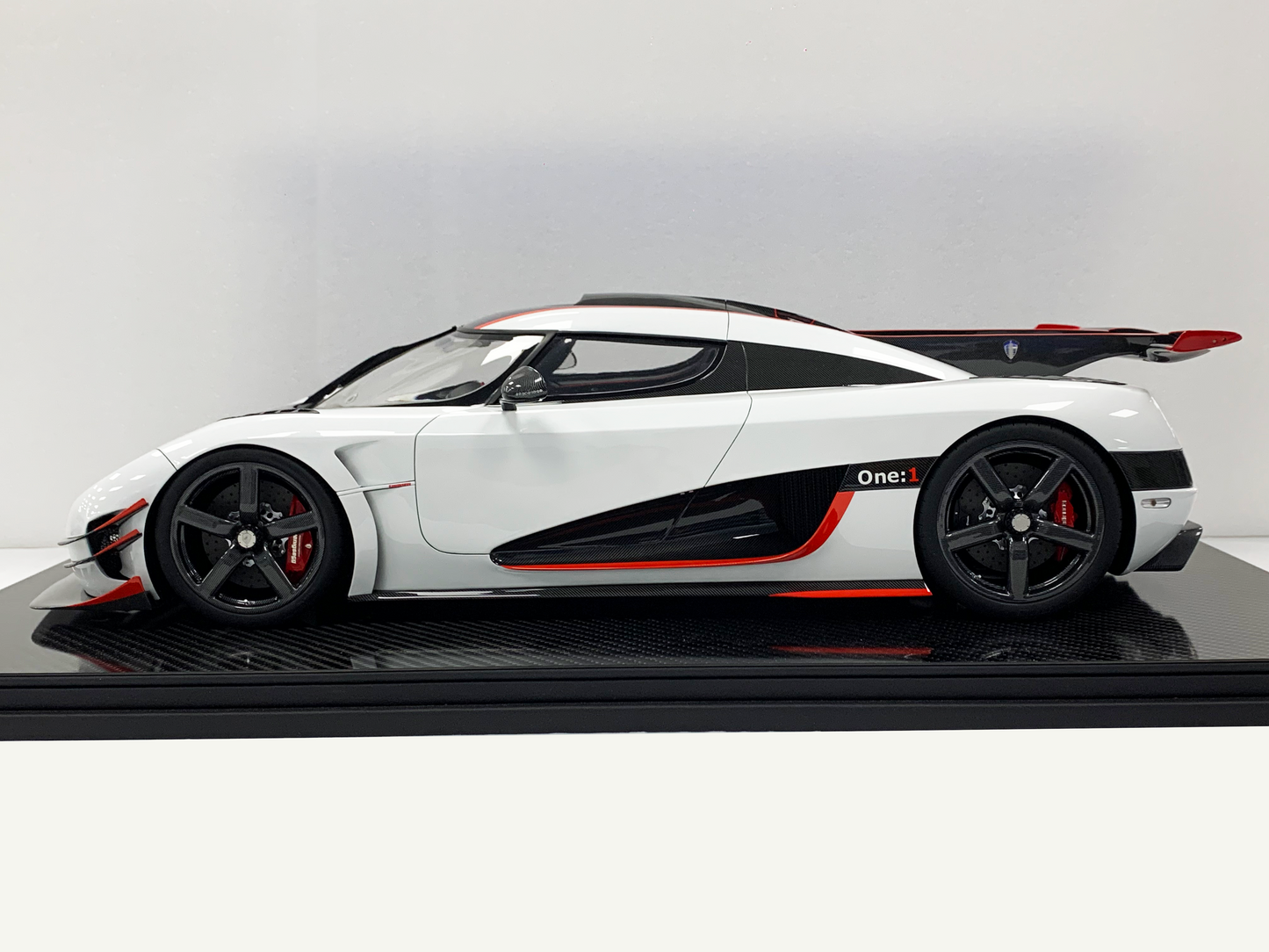 Koenigsegg Agera RS – Ghost Edition 1:8
