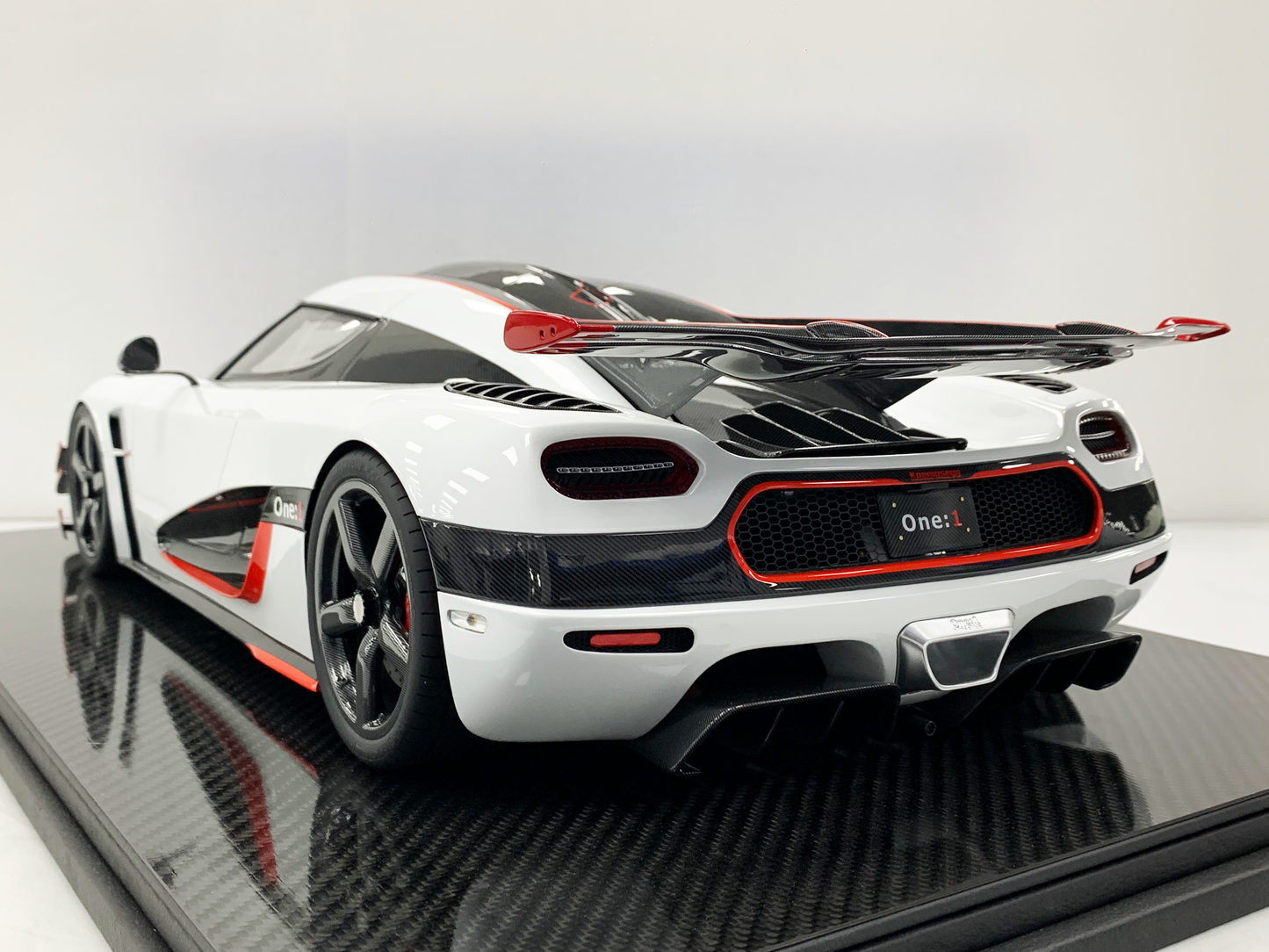 Koenigsegg Agera RS – Ghost Edition 1:8