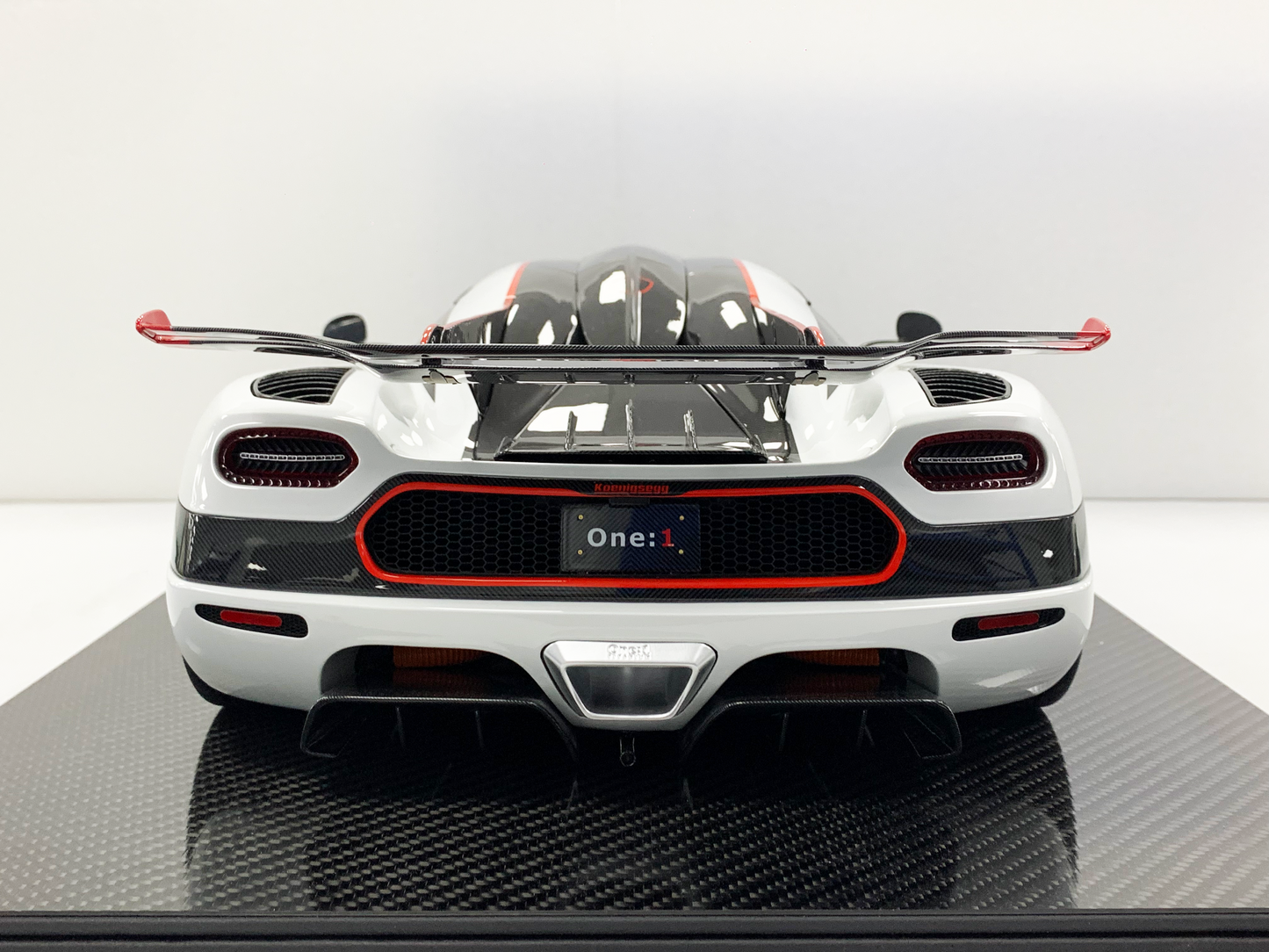 Koenigsegg Agera RS – Ghost Edition 1:8