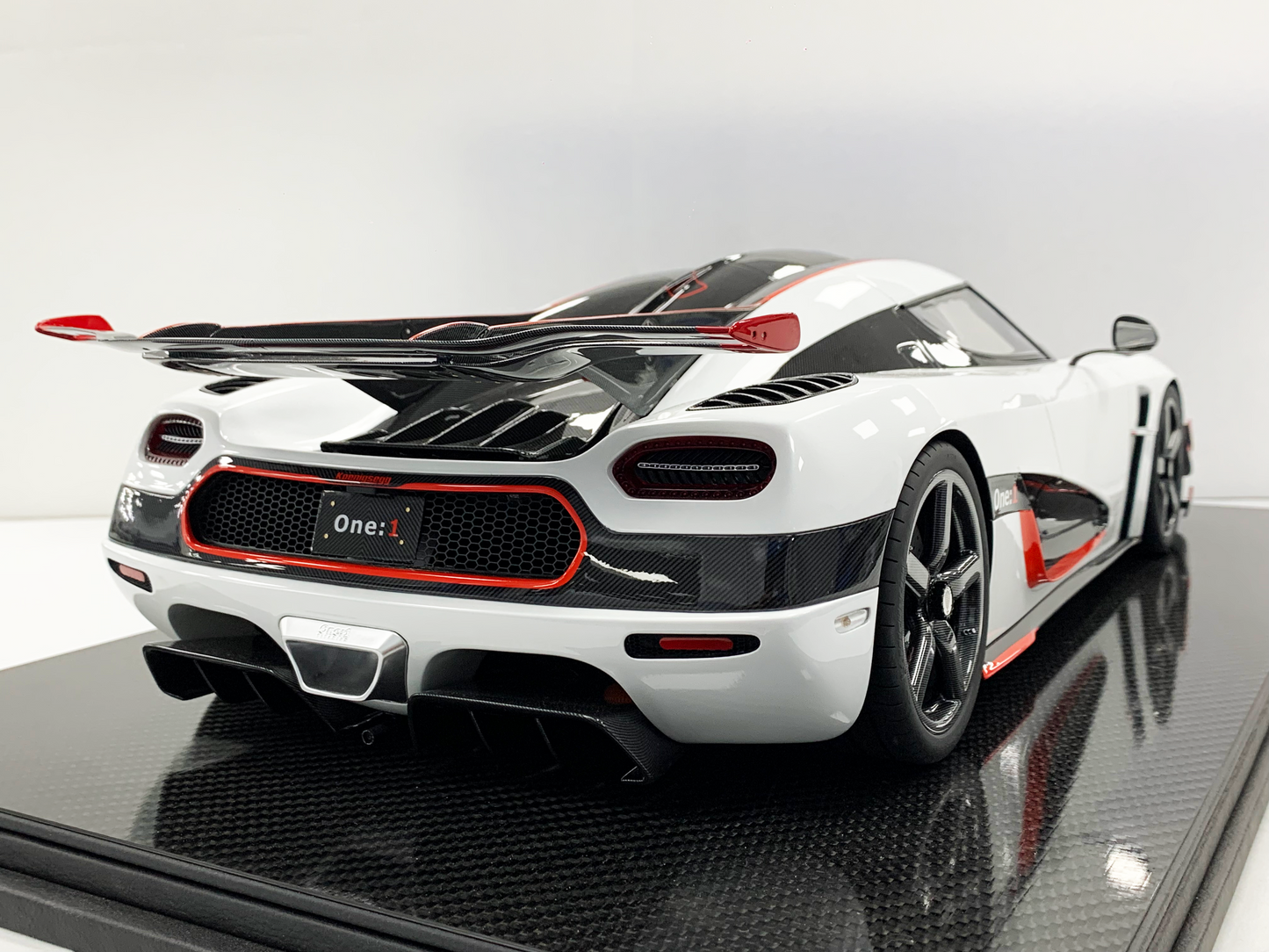 Koenigsegg Agera RS – Ghost Edition 1:8
