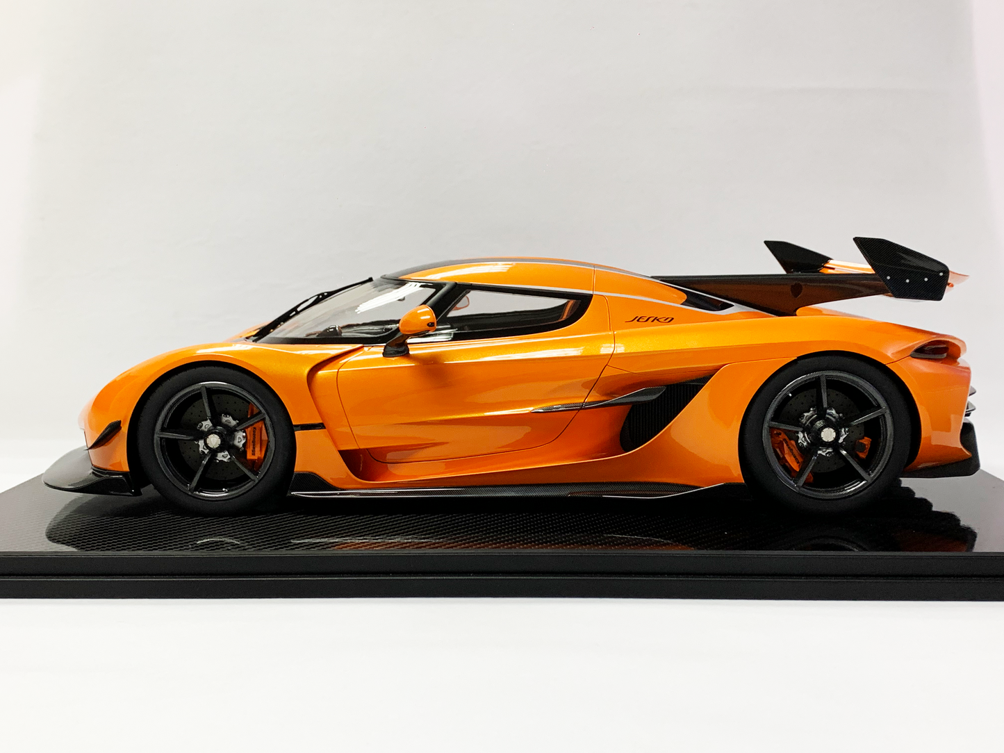 Koenigsegg Jesko – Tango Blaze Edition 1:8