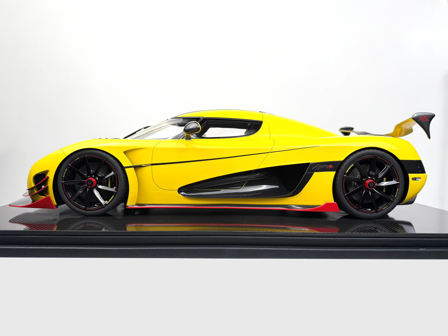 Koenigsegg Jesko – Loke Yellow Edition 1:8