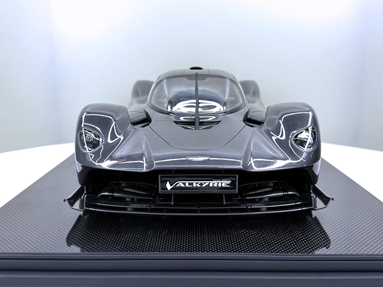 Aston Martin Valkyrie – Full Carbon Edition 1:8