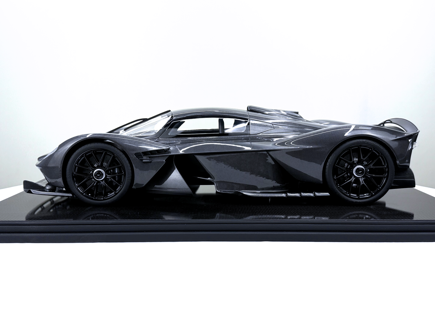 Aston Martin Valkyrie – Full Carbon Edition 1:8