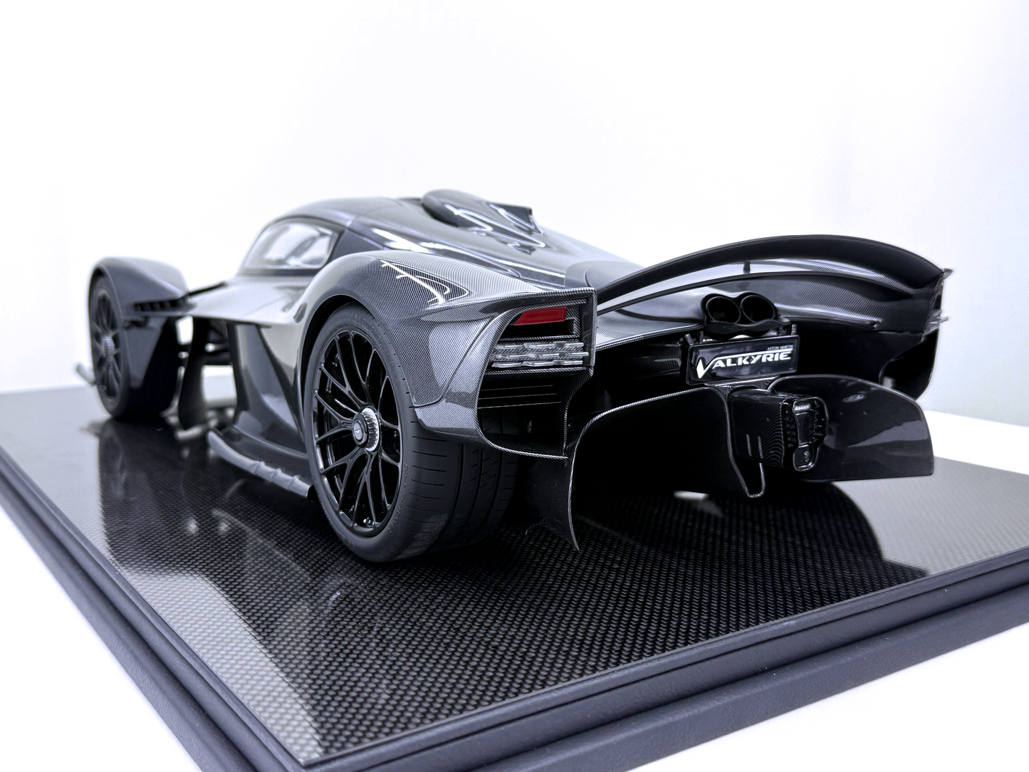Aston Martin Valkyrie – Full Carbon Edition 1:8