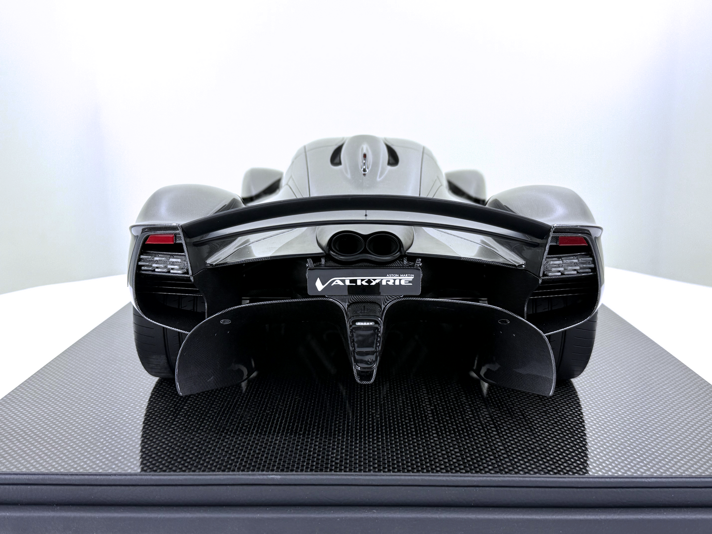 Aston Martin Valkyrie – Full Carbon Edition 1:8