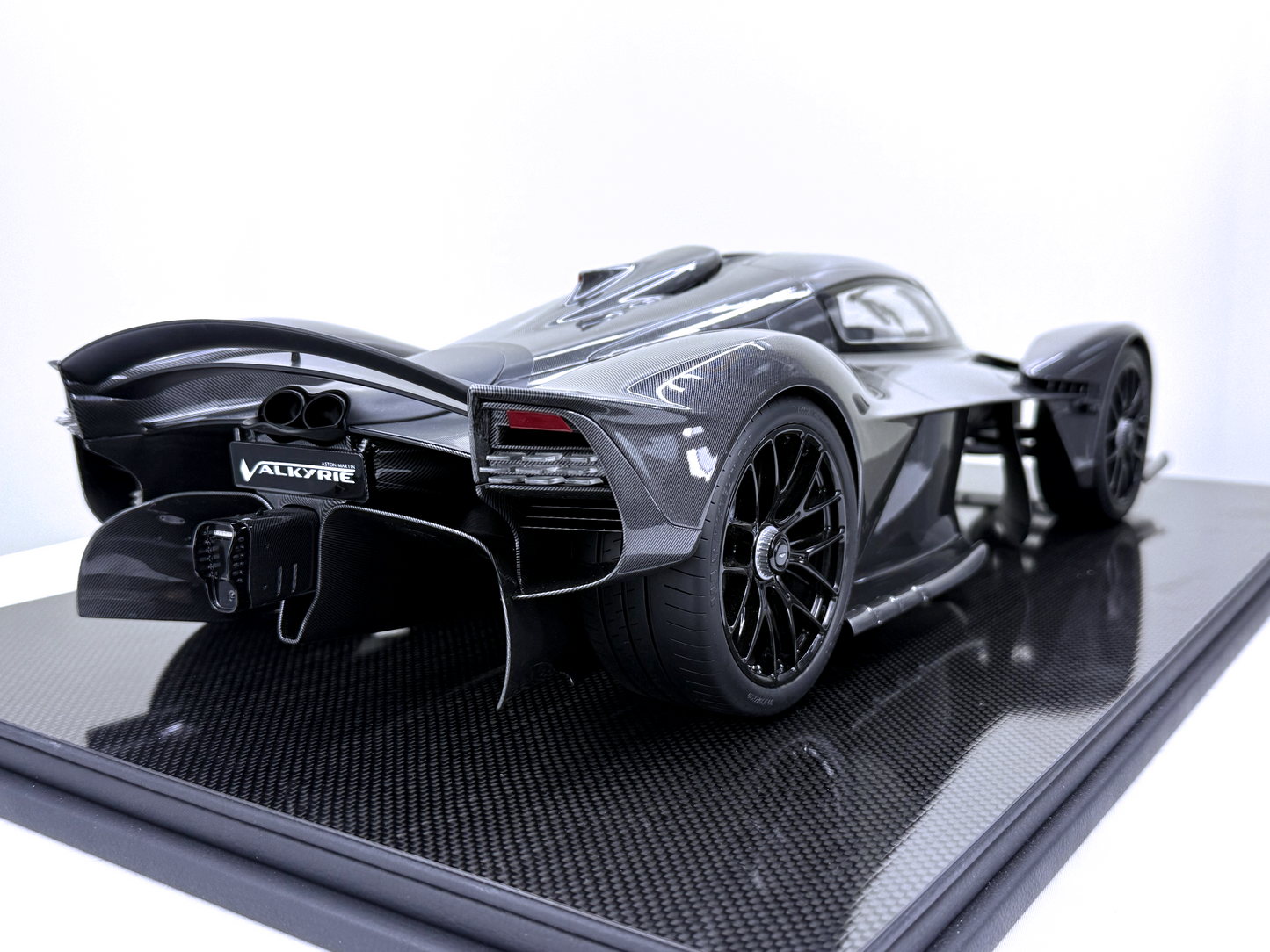 Aston Martin Valkyrie – Full Carbon Edition 1:8
