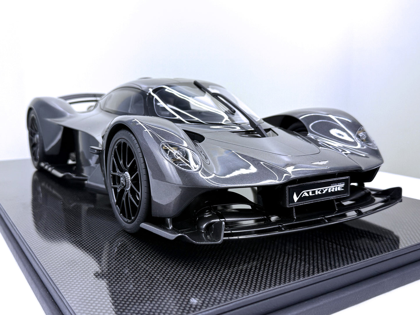 Aston Martin Valkyrie – Full Carbon Edition 1:8