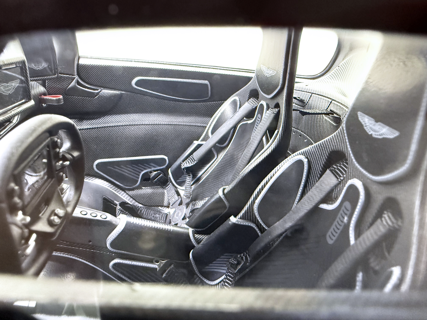 Aston Martin Valkyrie – Full Carbon Edition 1:8