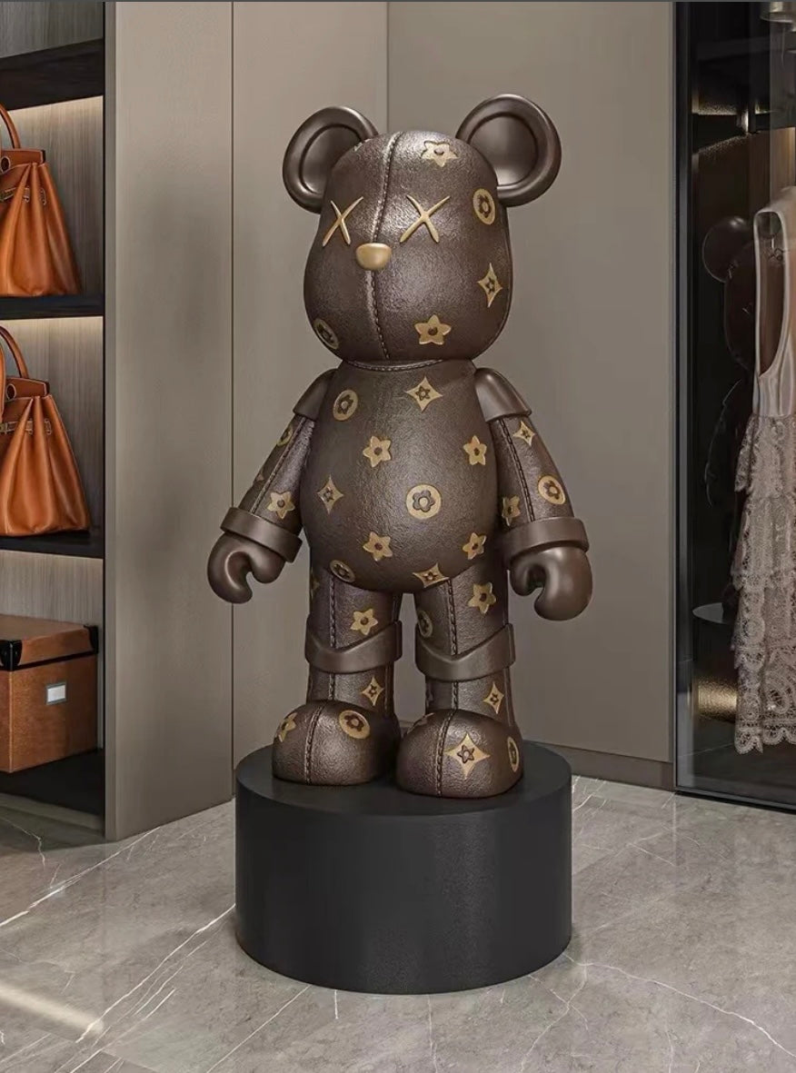 Lyxig björnstaty inspirerad av designerstil med sydd läderlook och monogrammönster
