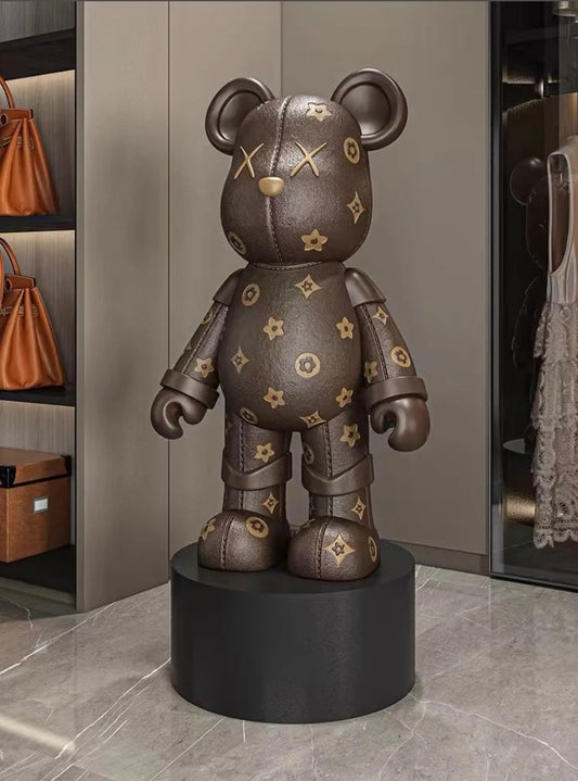 Lyxig björnstaty inspirerad av designerstil med sydd läderlook och monogrammönster