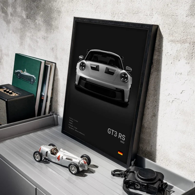 Poster av vit Porsche 911 GT3 RS som visar sidoprofil med eleganta aerodynamiska linjer och ren vit lack på högkvalitativ duk.
