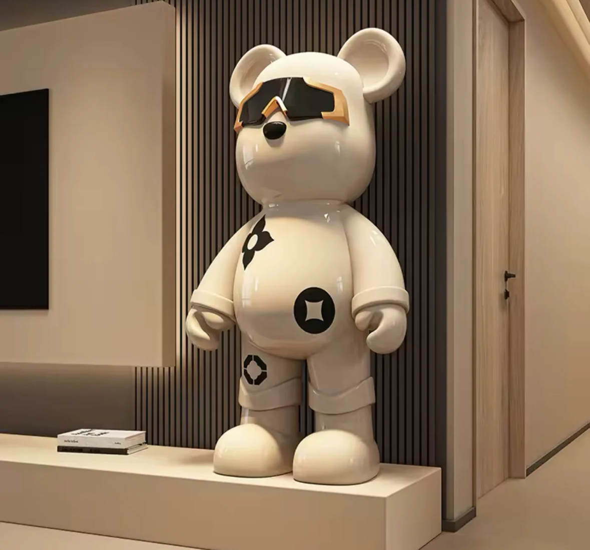 Frontal vy av en vit Astro Bear-designerfigur med matt finish och futuristiska detaljer.