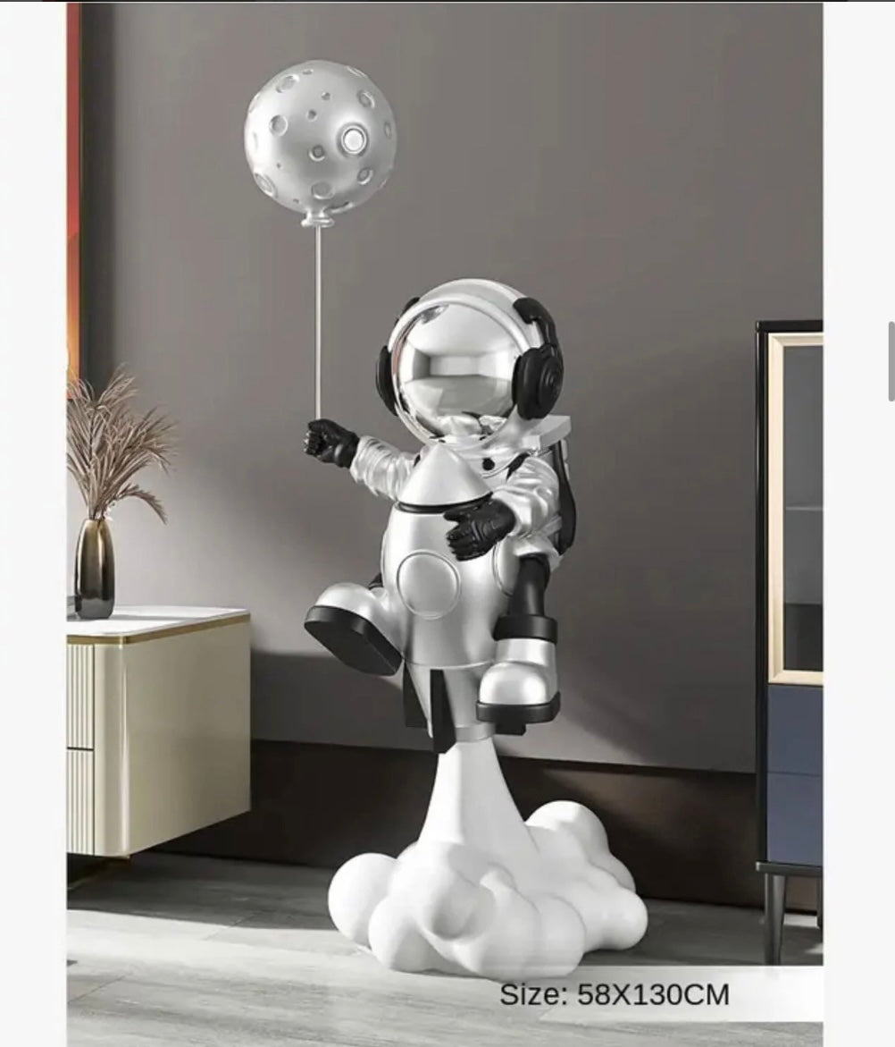 Astro Rocket-modell i elegant silver finish som kombinerar futuristisk stil med enkel elegans.