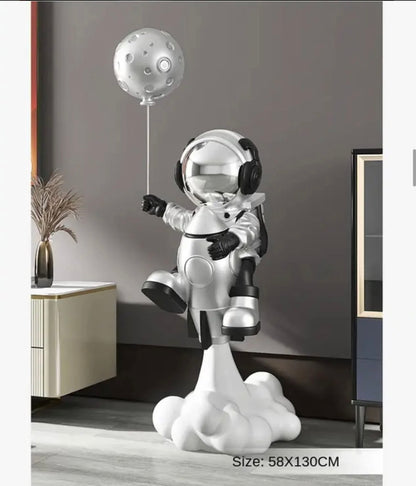 Astro Rocket-modell i elegant silver finish som kombinerar futuristisk stil med enkel elegans.