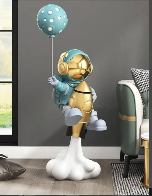 Astro Rocket-modell i skimrande blått, inspirerad av rymdens djup och modern design.